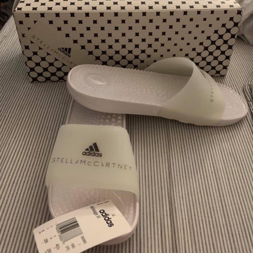 ADIDAS BY STELLA MCCARTNEY
Adissage slides